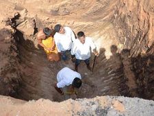 தேசிய நெடுஞ்சாலையையில் திடீரென பெரிய பள்ளம் தோண்டிய கிராமத்தினர்.. காரணம் இது தான்..!!