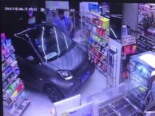 கடைக்குள்ளேயே காரில் வந்து பொருட்கள் வாங்கிச் சென்ற மனிதர்: இணையத்தை கலக்கும் வைரல் வீடியோ..!!