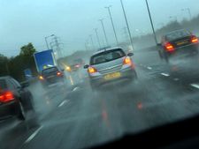 மழைக்காலத்தில் பாதுகாப்பாக வாகனம் ஓட்டும் முறைகள்.. தெரிந்து கொள்ள வேண்டிய தகவல்கள்..!!