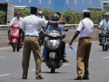 ஹெல்மெட் அணியாததால் மறித்த காவல் உதவி ஆய்வாளரை காலால் எட்டி மிதித்த இளம்பெண்..!