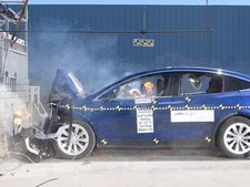 வியக்க வைத்த டெஸ்லா மாடல் எக்ஸ் எஸ்யூவியின் கிராஷ் டெஸ்ட் முடிவுகள்!