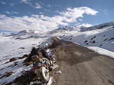 காஷ்மீரின் லே-மணாலி நெடுஞ்சாலையில் மோட்டார்சைக்கிளில் பயணிக்க திடீர் முட்டுக்கட்டை..!!