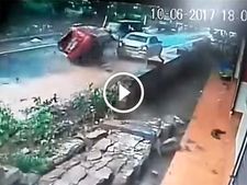 10 அடி காம்பவுண்டு சுவரை உடைத்துக்கொண்டு அருகில் இருந்த காரில் மோதி கவிழ்ந்த கார்..!!