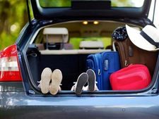 ஷாப்பிங் செல்வதற்காக தனது குழந்தைகளை காரின் டிக்கியில் பூட்டி வைத்துச் சென்ற தாய்..!!