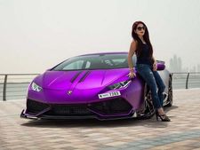 லம்போர்கினி ஹூராகான் சூப்பர் காரில் அசால்டு காட்டும் ’வொண்டர் வுமன்’... யார் இவர்..!!