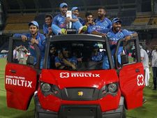 தோனி தயவால் இந்தியாவில் வரவேற்பை குவிக்கும் போலாரீஸ் மல்டிக்ஸ் கார்..!! பின்னணி என்ன..??