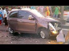 டிரக் மோதியும் கல்லு மாதிரி நின்ற டாடா டியாகோ கார்... பயணிகள் பத்திரம்!