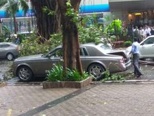 ரோல்ஸ்-ராய்ஸ் ஃபான்டம் கார் மீது முறிந்து விழுந்த மரம்; சர்வீஸ் செய்ய முடியாமல் கதறும் உரிமையாளர்..!