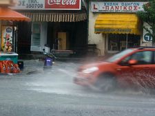 மழையின்போது கார், பைக் ஓட்டுவதற்கான டிப்ஸ்!