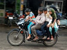 டபுள்ஸ் போவதற்கு தடையிலிருந்து தப்பிய ஹோண்டா, பஜாஜ்... சிக்கிக் கொண்ட ஹீரோ!