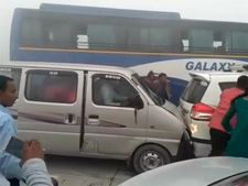 யமுனா எக்ஸ்பிரஸ் சாலையில் கார்கள் ஒன்றன்பின் ஒன்றாக மோதி பயங்கர விபத்து!