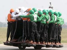 500சிசி மோட்டார் சைக்கிளில் 58 இந்திய ராணுவர்கள் பயணித்து உலக சாதனை..!!