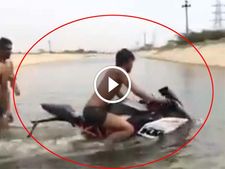 முக்கால்வாசி நீரில் மூழ்கினாலும் கேடிஎம் பைக் திணறாமல் செல்லும் ரகசியம் இதுதான்!