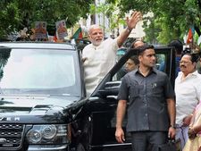 புதிய இந்தியாவை உருவாக்க புதிய காரில் ஏறிய பிரதமர் மோடி!