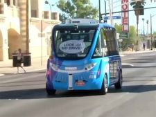 12 பயணிகளுடன் சென்ற தானியங்கி வேன் லாரி உடன் நேருக்கு நேர் மோதல்....!! (வீடியோ)