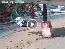 அதிவேகமாக வந்த காருடன் நேருக்கு நேர் மோதி சாலையில் தூக்கிவீசப்பட்ட பைக்... (வீடியோ)