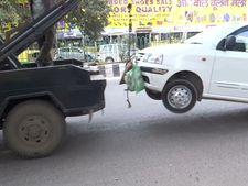 தூங்கிக்கொண்டு இருந்த 12 வயது சிறுவனுடன் காரை டோயிங் வேனில் கட்டி இழுத்துச் சென்ற போலீசார்..!! 