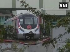 ஓட்டுனர் இல்லாமல் இயக்கப்பட்ட புதிய டெல்லி மெட்ரோ ரயில் விபத்தில் சிக்கியது!
