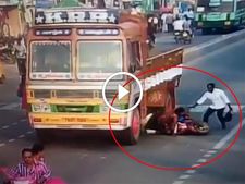 ஸ்கூட்டர் ஓட்டதெரியாமல் லாரி அடியில் விழுந்து ஓட்டுநரின் சாமர்த்தியத்தால் உயிர் பிழைத்த பெண்கள்..!! 