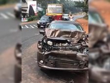 2 டிரக்குகளுக்கு இடையில் சிக்கி சின்னாபின்னமான வென்ட்டோ கார்... ஆனால்...!!