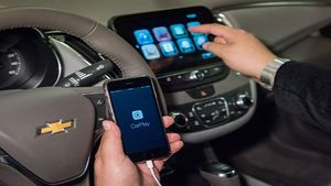 ஆப்பிள் கார்பிளே-விற்கு ஏற்றவாறு சிறப்பு செயல்பாடுகளுடன் அப்டேட் செய்யப்பட்ட வாட்ஸ்அப்..!!