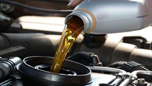 கார் எஞ்சின் ஆயில் ஓவர்ஃப்பில்லிங் ஆனால் என்ன செய்யவேண்டும்..?? பிரச்சனையை தீர்க்க எளிய வழிகள்..!!