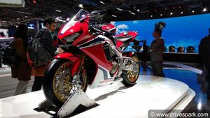 ஆட்டோ எக்ஸ்போ 2018: ஹோண்டா சிபிஆர்1000ஆர்ஆர் ஃப்பையர்பிளேடு எஸ்பி மோட்டார் சைக்கிள் அறிமுகம்