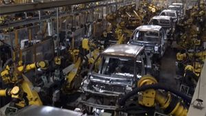 பட்ஜெட் எஃபெக்ட்: சொகுசு கார்கள், பிரிமியம் பைக்குகளின் விலை உயர்கிறது!