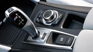 ஆட்டோ கியர் கார்களில் எப்பொழுது மேனுவல் கியரை பயன்படுத்த வேண்டும் என உங்களுக்கு தெரியுமா?