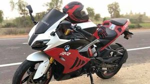 பிஎம்டபிள்யூ சூப்பர் பைக் போன்று மாற்றப்பட்ட டிவிஎஸ் அப்பாச்சி ஆர்ஆர்310 பைக்!!