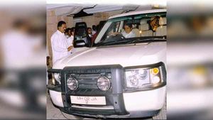அமிதாப்பச்சனின் கார் விற்பனைக்கு வந்தது... நீங்கள் கூட வாங்கி 'கெத்து' காட்டலாம்!!!