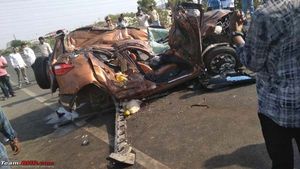 டயர் வெடித்ததால் விபரீதம்: 4 பேரின் உயிரை காவு வாங்கிய பரிதாபம்!!