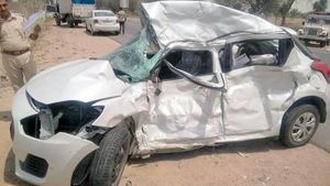 காருக்குள் கணவன் மனைவி சண்டையால் விபரீதம்... 4 உயிர்கள் பறிபோன பரிதாபம்!