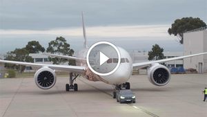 போயிங் ரக விமானத்தை கயிறு கட்டி இழுத்து உலக சாதனை படைத்த எலக்ட்ரிக் கார்! பிரம்மிப்பூட்டும் வீடியோ!!