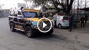 போலீஸ் முன்பு கெத்தாக 'காஷ்மிரி டான்ஸ்' ஆடிய ஸ்கார்பியோ! இந்த வீடியோ பார்த்தால் ஷாக் ஆகிடுவீங்க!