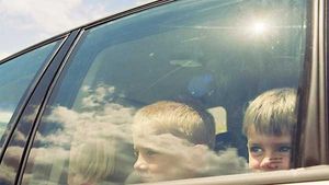 காருக்குள் அடைத்து குழந்தைகளை கொல்லும் 'கேர்லெஸ்' பெற்றோர்... போலீஸ் எச்சரிக்கை...