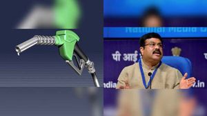 பெட்ரோல், டீசல் விலை தந்திரமாக ரூ.15 உயர்வு... மத்திய அமைச்சர் பதிலை கேட்டால் கோவப்படுவீங்க... 
