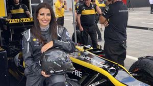 சவுதியில் பெண்கள் கார் ஓட்ட அனுமதி; முதல் நாளே எப்-1 கார் ஓட்டி அசத்திய பெண்