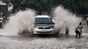 மழை வெள்ள நீரில் நீங்கள் காரில் செல்லும் போது இதை எல்லாம் செய்யாதீங்க...