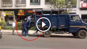 டூவீலருடன் சேர்த்து 'வாலிபரையும்' பறிமுதல் செய்த வினோதம்..! புனே துரை சிங்கத்துக்கு ஆப்பு!!