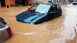 மழைக்காலத்தில் கார்களை பாதுகாப்பது எப்படி? என்னென்ன பொருட்கள் காரில் இருக்க வேண்டும்?