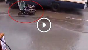 பைக்கில் இருந்து தவறி விழுந்த பெண்; பஸ் வீல் ஏறி துடிதுடித்து பலியான பரிதாபம்- வீடியோ