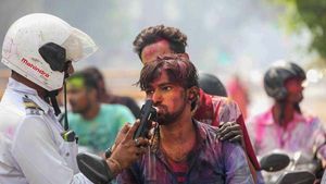 பர்ஸ் பத்திரம் பாஸ்.. ஹெல்மெட், சீட் பெல்ட் குறித்த சென்னை ஐகோர்ட்டின் புதிய உத்தரவால் போலீசார் குஷி