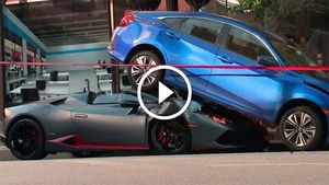 விபத்து பலத்த சேதமடைந்த லேம்போர்கினி; கல்லு போல நின்ற ஹோண்டா சிவிக்