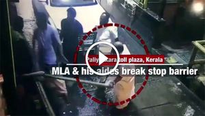 யாரிடம் கேட்கிறாய் வரி? கட்டபொம்மனாய் மாறி டோல்கேட்டை அடித்து நொறுக்கிய எம்எல்ஏ.. 