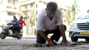 மோசமான சாலைகளை சொந்த செலவில் சீரமைக்கும் மனிதர்.. கண் கலங்க வைக்கும் நெகிழ்ச்சி பின்னணி..