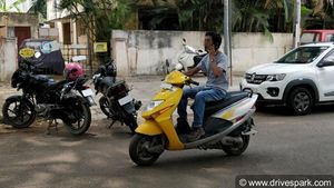 செல்போனில் பேசியபடி வாகனம் ஓட்டினால் இனி இதுதான் தண்டனை...ஐகோர்ட் அதிரடி உத்தரவு! 