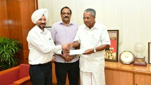 'ஹீரோ' ஆனது 'டிவிஎஸ்'.. வெள்ளத்தால் பாதிக்கப்பட்ட கேரள மக்களுக்கு 1 கோடி ரூபாய் நன்கொடை..