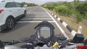 ப்ளீஸ் இதை நீங்க முயற்சி பண்ணாதீங்க... 180 கி.மீ வேகத்தில் பறந்த கார் மற்றும் பைக்- வீடியோ