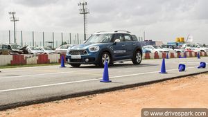 பெங்களூர் கோ- கார்ட் ரேஸ் டிராக்கில் சீறிப்பாய்ந்த மினி கார்கள்!!